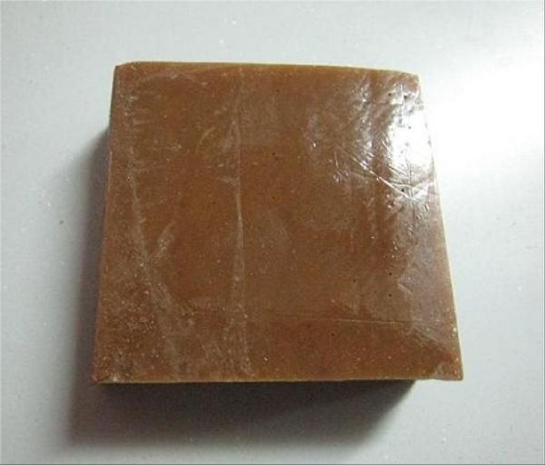 Dựa vào màu sắc, mùi vị để phân biệt cao dê thật và giả